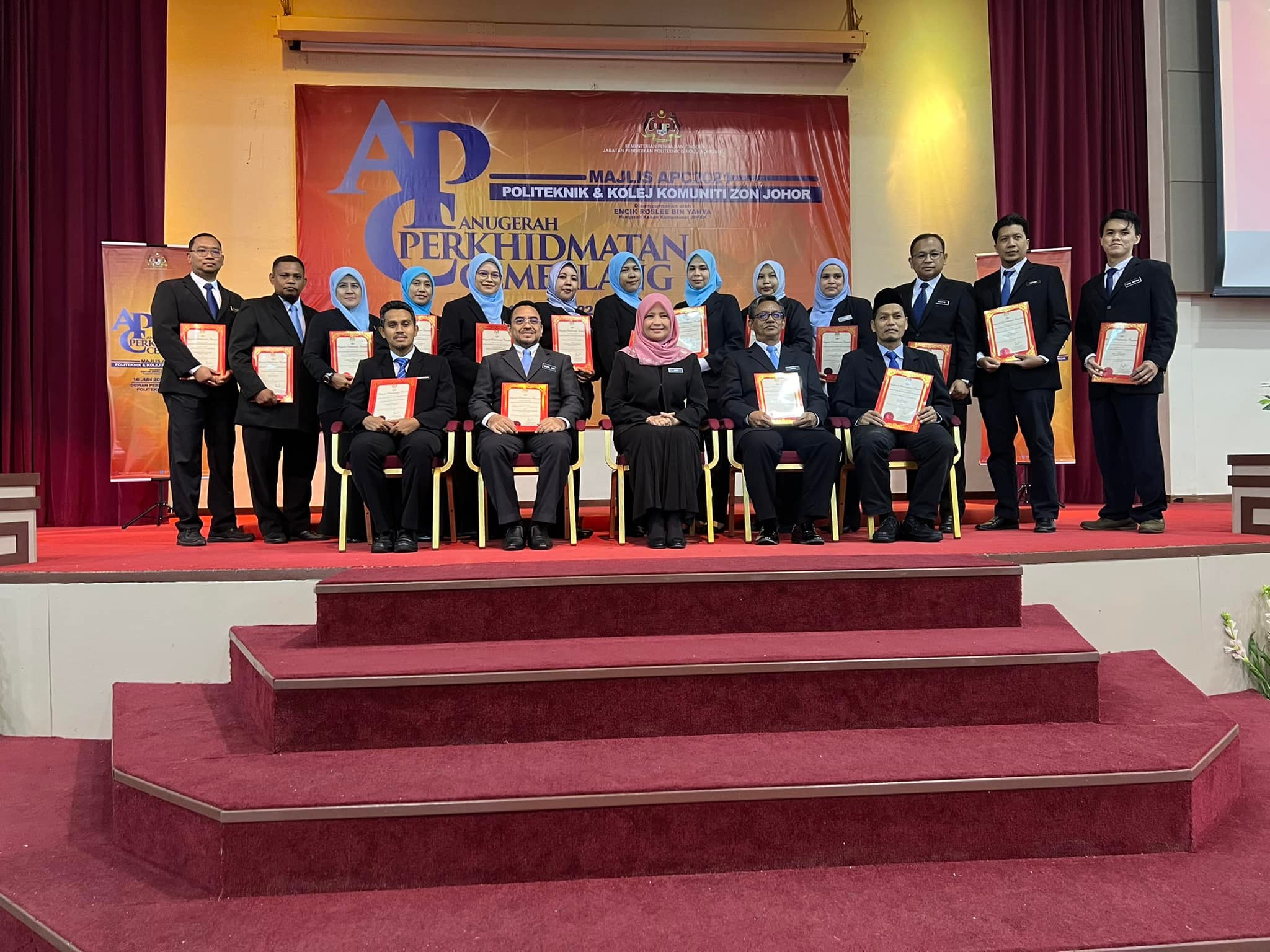 Majlis Anugerah Perkhidmatan Cemerlang 2021 Politeknik dan Kolej Komuniti Negeri Johor di Politeknik Mersing