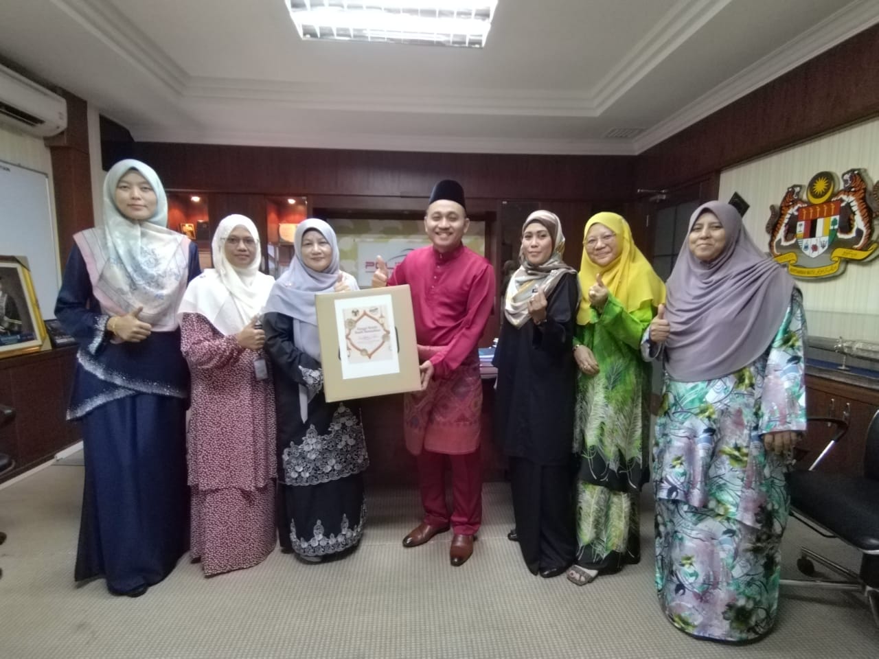 SERAHAN SIMBOLIK SUMBANGAN PIS KE PROGRAM KONGSI REZEKI KASIH RAMADAN PUSPANITA CAWANGAN KECIL JPPKK