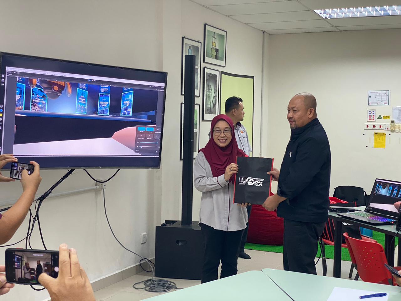 SESI PERBINCANGAN, PERKONGSIAN DAN DEMONSTRASI PEMBANGUNAN VIRTUAL REALITY (VR) DALAM PdP